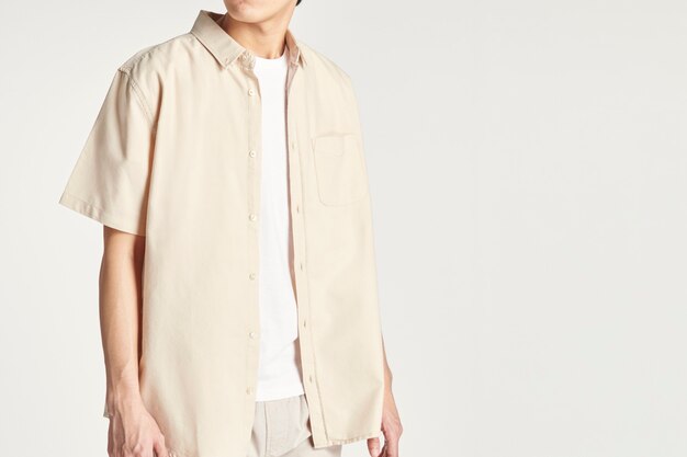 Hombres en traje minimalista de camisa beige