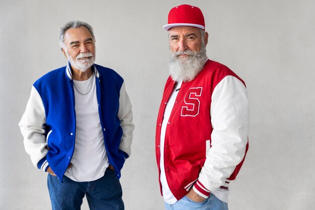 Hombres vestidos con chaqueta varsity