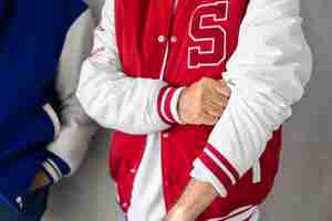 Foto gratuita hombres vestidos con chaqueta varsity