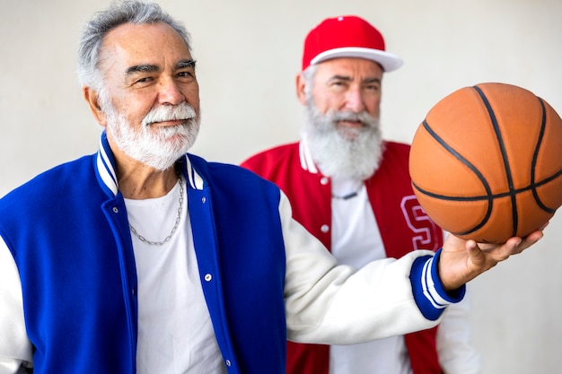 Hombres vestidos con chaqueta varsity