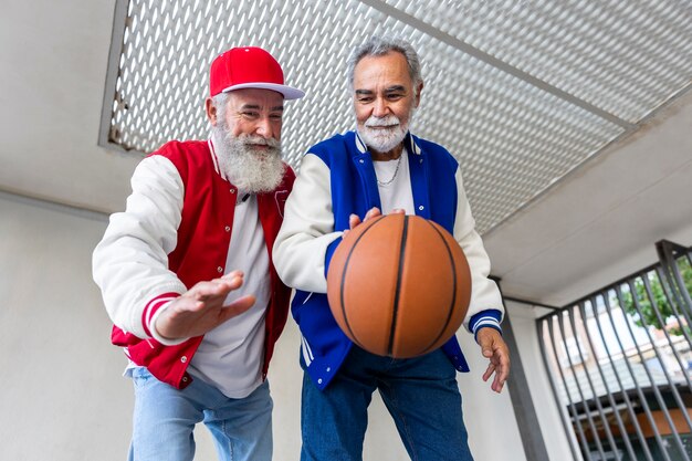 Hombres vestidos con chaqueta varsity