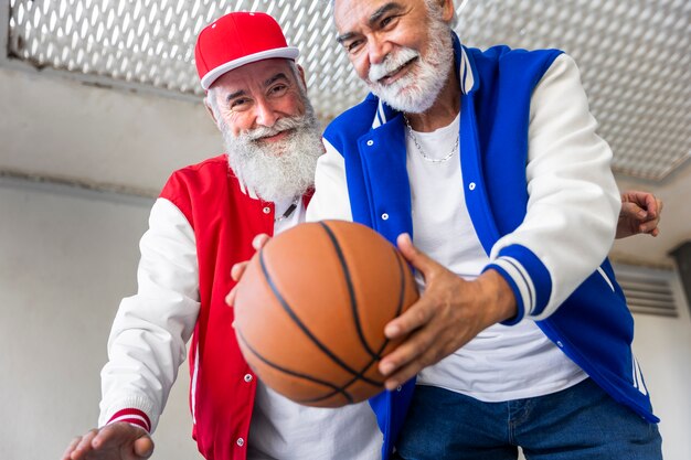 Hombres vestidos con chaqueta varsity