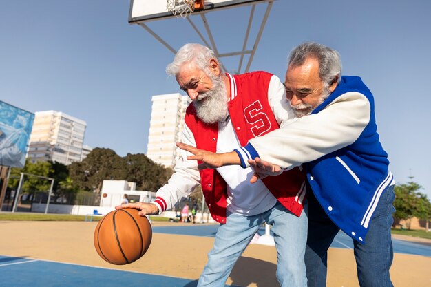 Hombres vestidos con chaqueta varsity