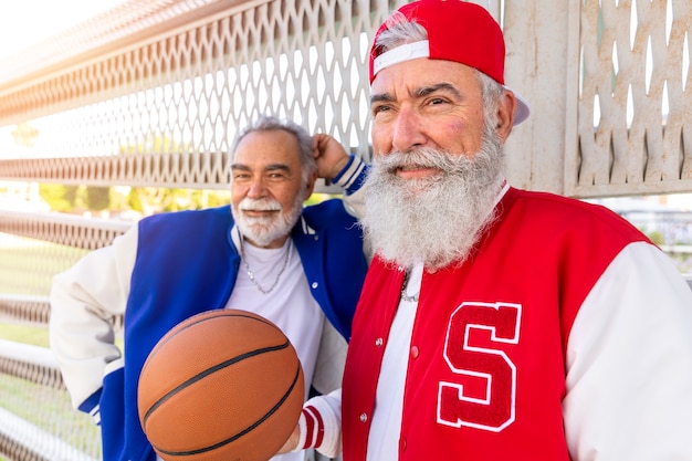 Hombres vestidos con chaqueta varsity