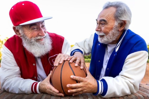 Foto gratuita hombres vestidos con chaqueta varsity