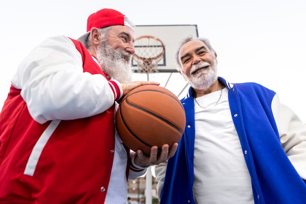 Hombres vestidos con chaqueta varsity