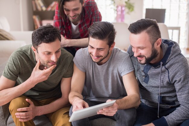 Hombres viendo videos en una tableta