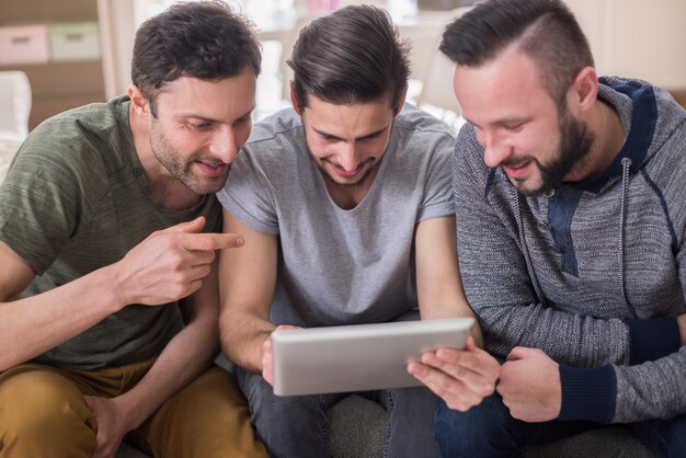 Hombres viendo videos en una tableta