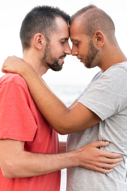 Foto gratuita los hombres de vista lateral son románticos