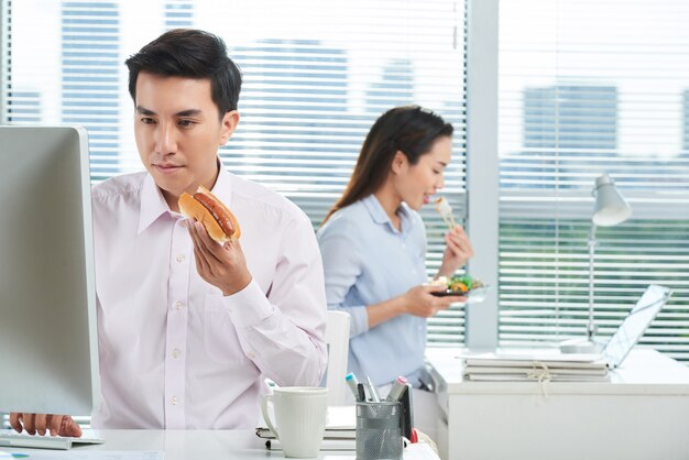 Hora del almuerzo en la oficina ocupada de plan abierto