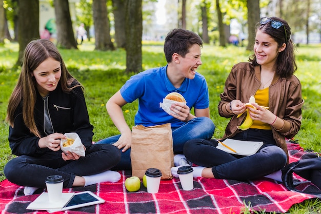 Hora del almuerzo en el parque