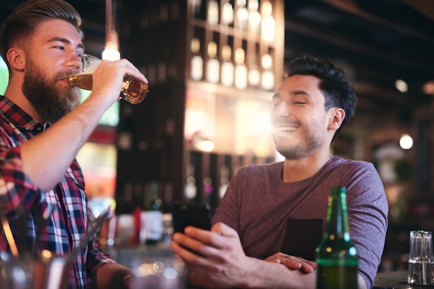 Foto gratuita hora de la cerveza con el mejor amigo