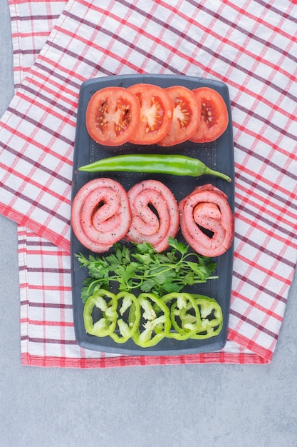 Hora de desayunar. Verduras y tocino frito.