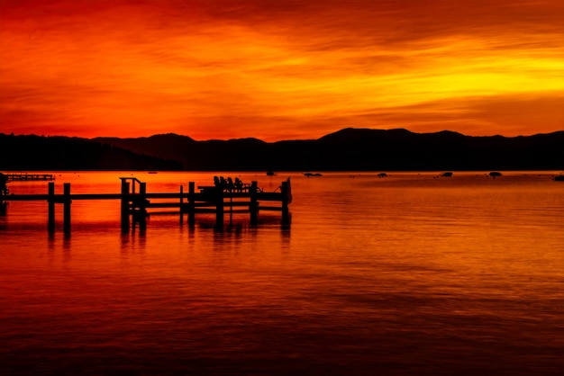 Hora dorada temprano en la mañana antes del amanecer, Lake Tahoe, California