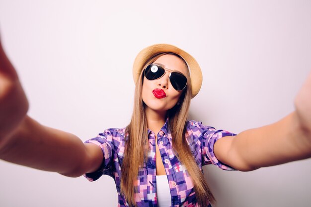 Hora de hacerse un selfie. Mujeres jóvenes alegres haciendo selfie por su teléfono inteligente