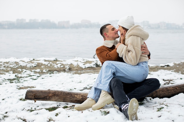 Hora de invierno linda pareja de tiro completo