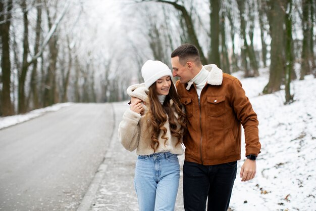 Hora de invierno linda pareja de tiro medio