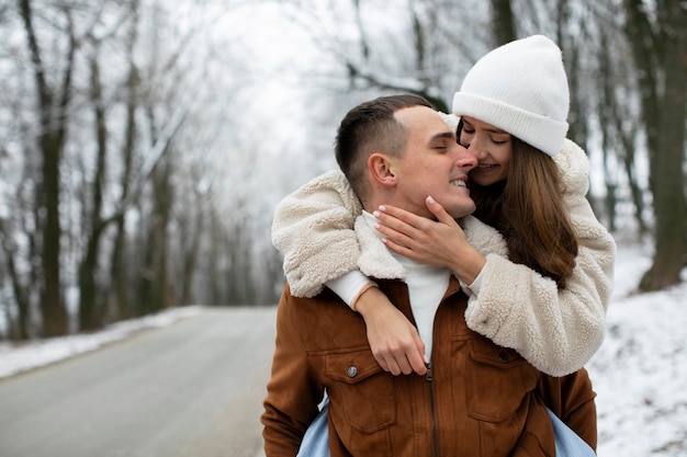 Hora de invierno linda pareja de tiro medio