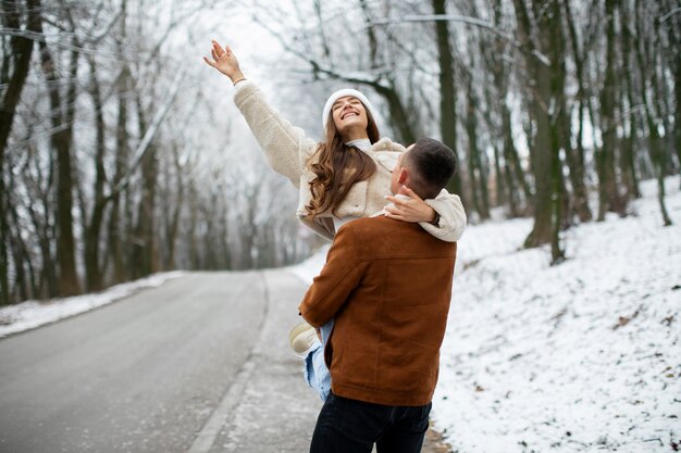 Hora de invierno pareja sonriente de tiro medio