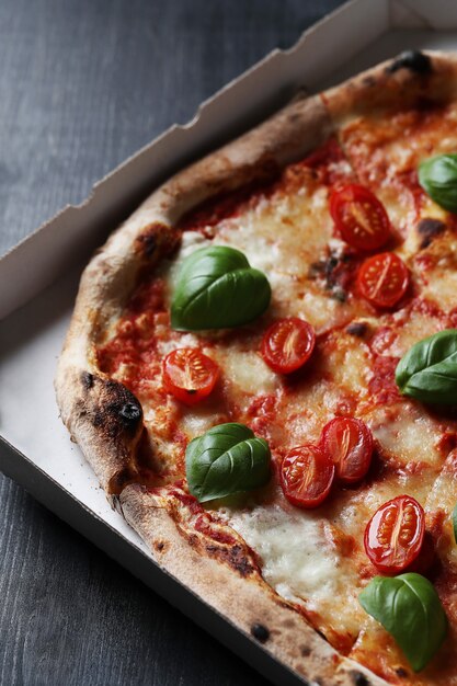 ¡Hora de pizza! Sabrosa pizza tradicional casera, receta italiana