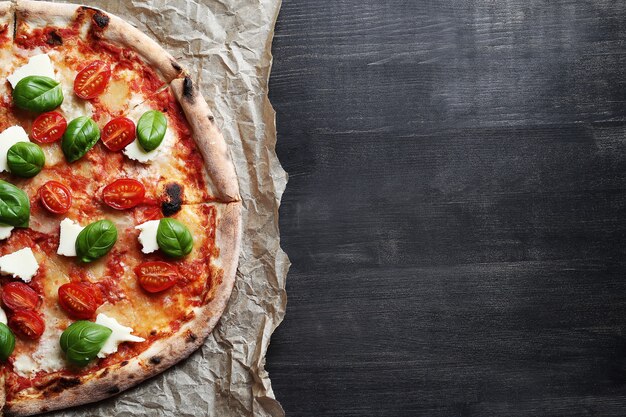 ¡Hora de pizza! Sabrosa pizza tradicional casera, receta italiana