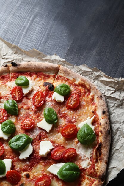 ¡Hora de pizza! Sabrosa pizza tradicional casera, receta italiana