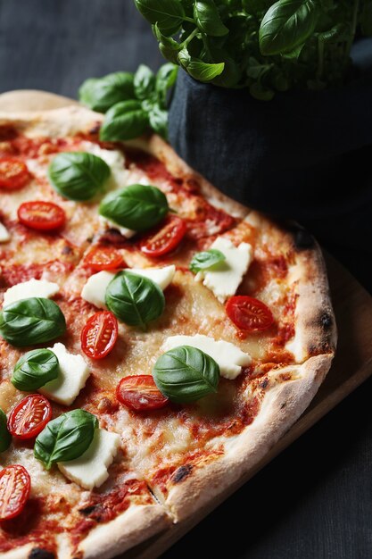 ¡Hora de pizza! Sabrosa pizza tradicional casera, receta italiana