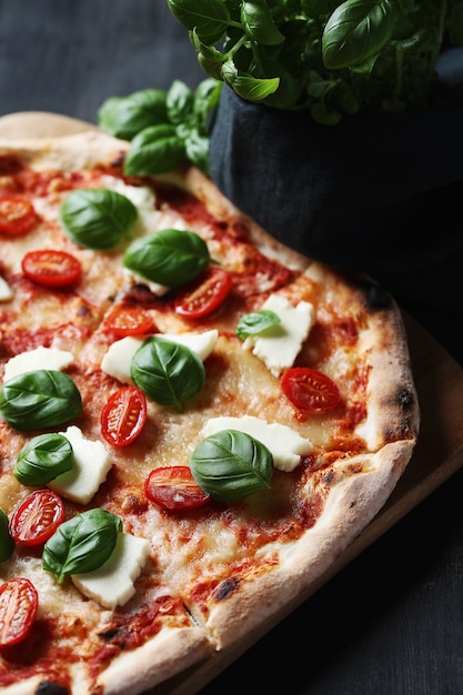 ¡Hora de pizza! Sabrosa pizza tradicional casera, receta italiana