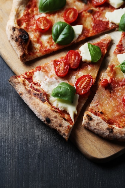 Foto gratuita ¡hora de pizza! sabrosa pizza tradicional casera, receta italiana
