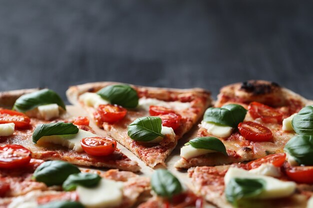 ¡Hora de pizza! Sabrosa pizza tradicional casera, receta italiana