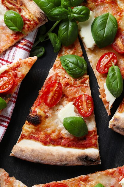 ¡Hora de pizza! Sabrosa pizza tradicional casera, receta italiana