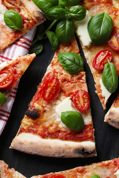 ¡Hora de pizza! Sabrosa pizza tradicional casera, receta italiana