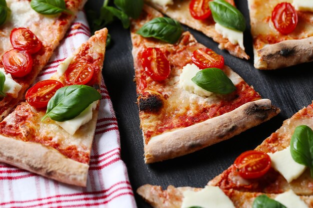 ¡Hora de pizza! Sabrosa pizza tradicional casera, receta italiana