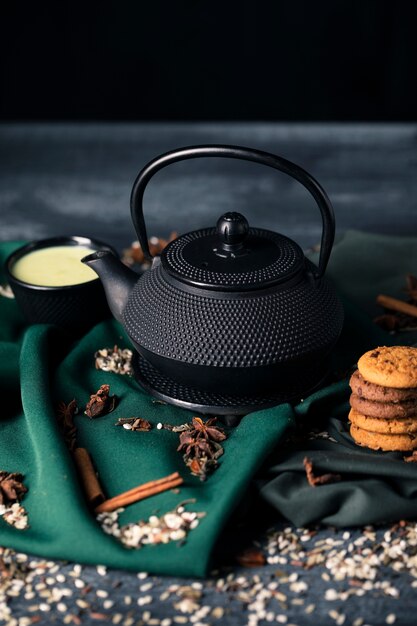 Hora del té de alto ángulo con merienda en la mesa