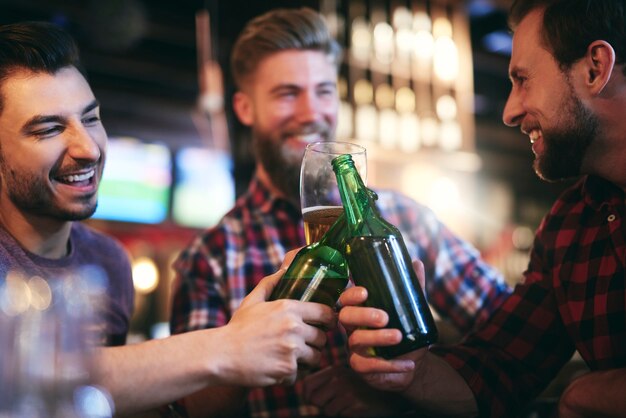 Hora de tomar una cerveza con amigos en el pub.