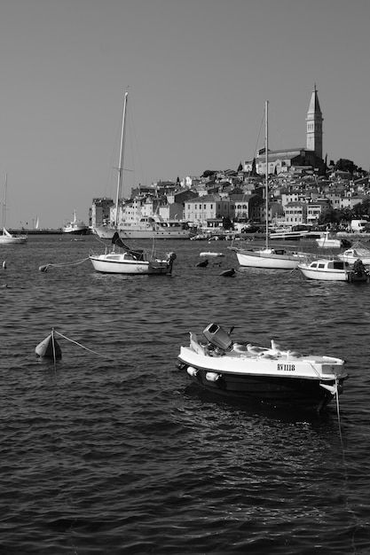 Hora de verano de Rovinj en la orilla del mar de Croacia