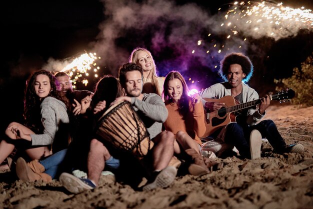 Horario de verano en la playa por la noche.