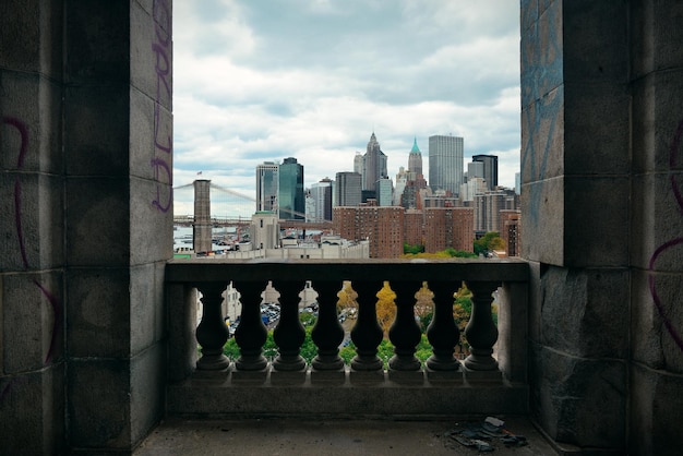 El horizonte de la arquitectura del centro de la ciudad de Nueva York a través de un balcón abandonado.
