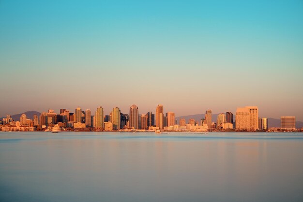 Horizonte y bahía de la ciudad de San Diego en la puesta del sol