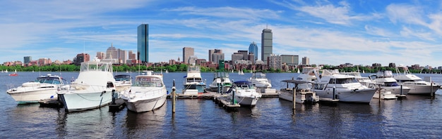 Foto gratuita horizonte de boston sobre el río