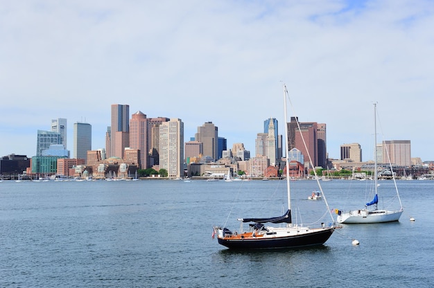 Foto gratuita horizonte del centro de boston con barco