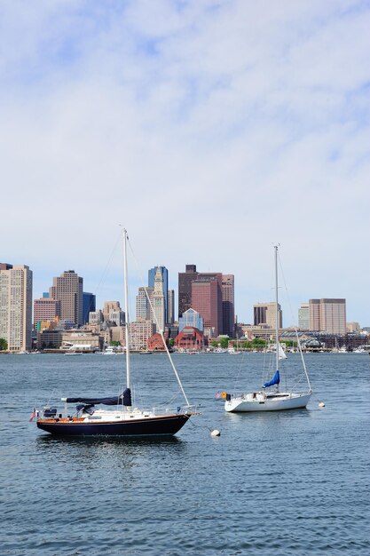 Horizonte del centro de boston con barco