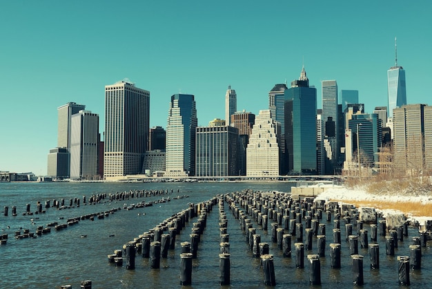 Foto gratuita horizonte del centro de manhattan con muelle abandonado.