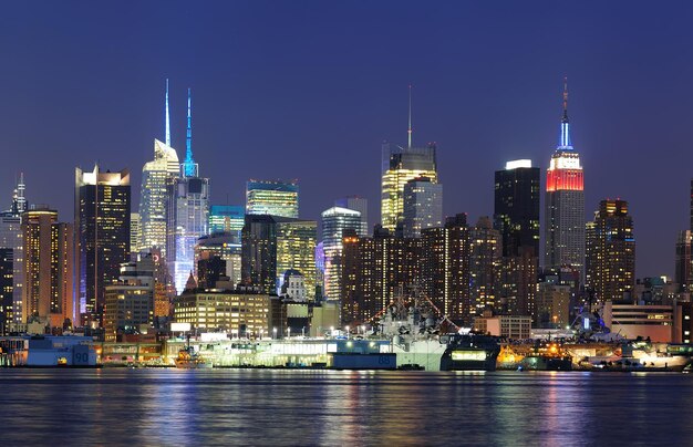 Horizonte del centro de Manhattan de New York City en la oscuridad