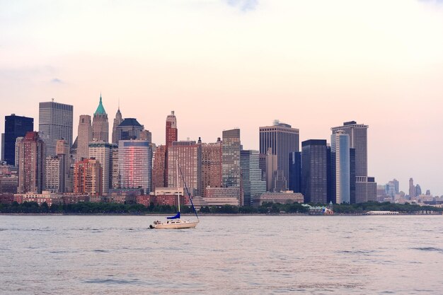 Horizonte del centro de Manhattan de Nueva York al atardecer sobre el panorama del río Hudson