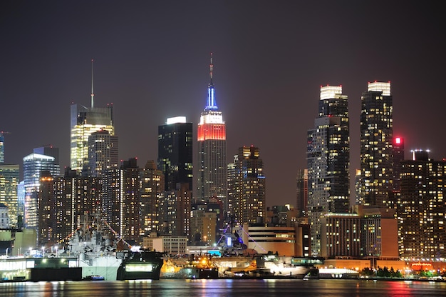 Horizonte del centro de Manhattan de Nueva York en la noche