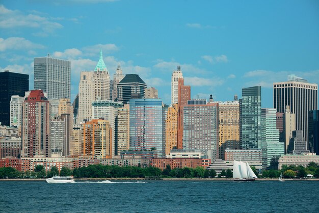 El horizonte del centro de Manhattan con rascacielos urbanos sobre el río Hudson.