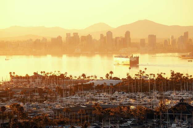 El horizonte del centro de San Diego al amanecer con un barco en el puerto.