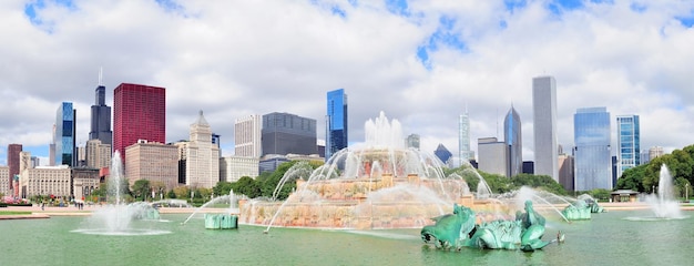 Foto gratuita horizonte de chicago con la fuente de buckingham