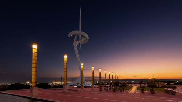 Horizonte de la ciudad al atardecer